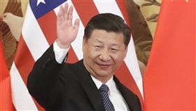 川習北京會見記者（2）中國國家主席習近平與美國總統川普9日在北京人民大會堂共見記者，習近平與川普先後「致詞」說明上午雙邊會談成果，沒有接受媒體提問，也都未提及台灣議題。圖為習近平揮手致意。（中新社）中央社  106年11月9日