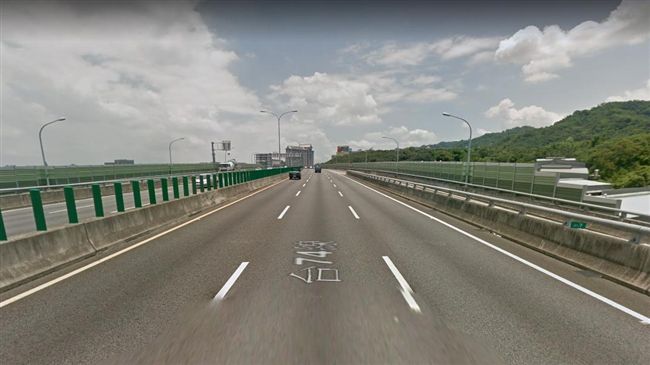 大車翻覆　熱血老闆娘助一家4口脫困