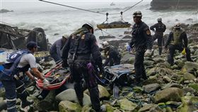 祕魯一輛巴士在魔鬼彎翻覆，救難人員搜索遺體。（圖／美聯社／達志影像）