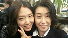 金美京(左)曾在《繼承者們》飾演朴信惠(右)的媽媽（圖／翻攝自金美京Instagram）