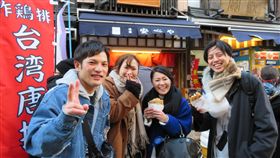 台灣雞排東京熱賣日本東京著名景點淺草寺旁近期有商家推出新商品「台灣雞排」，生意相當好。店家表示，目前試賣階段並未每天營業，但仍熱銷一空，20日起將天天販售。中央社記者楊明珠東京攝　107年1月3日