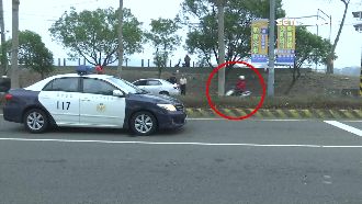 騎士顧看車禍…下一秒直接撞上事故車