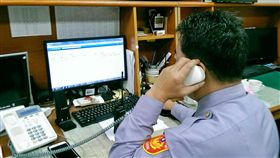 桃園醉男狂打110  18通罰鍰3000元桃園市一名51歲凌姓男子，日前先是5次無故撥打110報案電話，值班員警接聽時發現男子酒醉語無倫次，便同步播放語音宣告予以勸導，但凌男不顧勸導，19分鐘內狂打了13通，造成專線被占用，嚴重影響報案電話的接聽。最後遭警方依社會秩序維護法函送，並罰鍰新台幣3000元。中央社記者吳睿騏桃園攝　107年1月4日