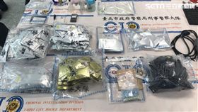 毒販在微信群組上兜售毒品，以販賣隱形眼鏡作為暗語，「日拋」代表單買1包500元，「週拋」則享有買6送1的優惠，警方鎖定許姓及洪姓男子涉有重嫌，率隊前往大同區租屋處查緝，一舉搜出大批毒品（楊忠翰攝）