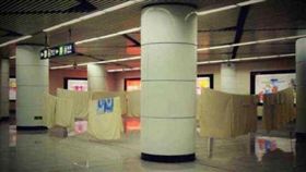 北京地鐵晾被單（圖／翻攝自北京青年報）