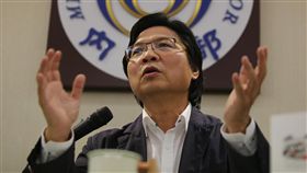 葉俊榮回應是否將被內閣改組內政部長葉俊榮4日在內政部，出席年度回顧與展望記者會。面對媒體提問是否會被行政院內閣改組撤換，葉俊榮保持開放態度輕鬆回應。中央社記者徐肇昌攝　107年1月4日