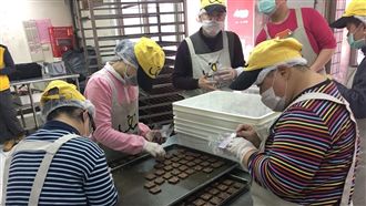 老兵發票裝現金！騙喜憨女60包餅乾