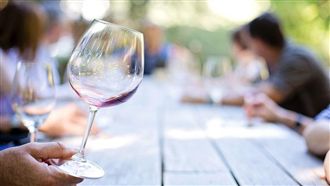 外資投信掃這檔1萬張　27萬股東搖紅酒杯
