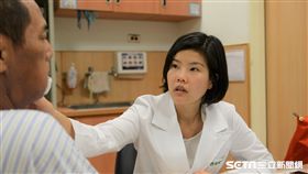 台北慈濟醫院耳鼻喉科醫師許瑛倢提醒，口腔潰瘍是口腔癌初期的重要症狀，若是嘴破超過2週就應提高警覺，超過1個月應盡速就醫檢查。（圖／台北慈濟醫院提供）