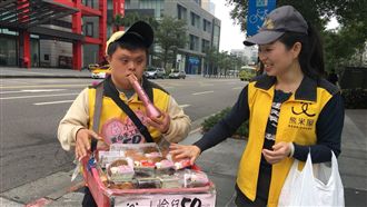 伴心障兒叫賣　她曾淚崩：遭人吐口水