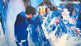 許男在超商竊取岡本002保險套遭逮（翻攝畫面）