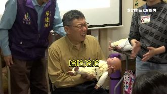 柯P搶婆媽票 「抱孫」姿勢超NG