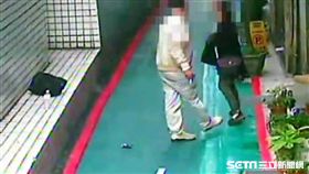 36歲美籍男子喬瑟夫，酒後漫步在線形公園時，竟對來往路人伸出狼爪，至少有1男4女遭到毒手，不是被他直接襲胸，就是被熊抱摸臀，有路人看不下去報警處理，警方獲報後趕抵現場，喬瑟夫當場被壓制逮捕，並帶回派出所偵辦（翻攝畫面）