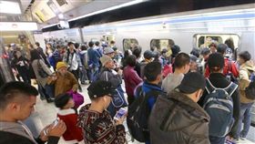 立法院5日舉行臨時會，攸關一例一休的勞基法修正草案將在院會闖關；各方關注7休1鬆綁的把關機制4日出爐，有條件鬆綁年節假日疏運在內4大類工作樣態例假。圖為台鐵106年春節疏運情況。（圖／中央社）