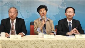 １６：９
陸開通M503北上航線 陸委會抗議行政院大陸委員會4日召開「M503及相關航線啟用事宜」臨時記者會。由陸委會主委張小月（中）與交通部政務次長范植谷（左）、民航局局長林國顯（右）共同主持。中央社記者繆宗翰攝　107年1月4日