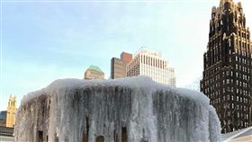 大暴風雪明籠罩美東  紐約市宣布停課酷寒籠罩美國東岸，紐約市進入冬季暴風雪警戒，4日（本地時間）全市停課，積雪估達5到8英吋。圖為曼哈頓中城布萊恩公園結冰噴水池。中央社記者黃兆平紐約攝  107年1月4日