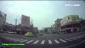 違規左轉撞騎士　馬自達無辜掃颱風尾