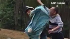 擦撞阻騎士報案！小黃駕駛搶手機.推人