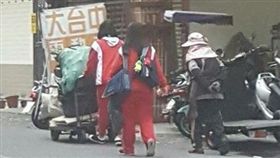 台中大里立新國中2女學生幫婆婆推資源回收車／大里人聊天室臉書