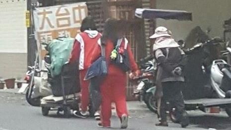 駝背嬤撿回收　2女學生衝上前幫推車