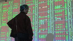 台股開高走高（2）台北股市2日收盤上漲67.87點，為10710.73點，漲幅0.64%，成交金額新台幣1035.59億元。中央社記者董俊志攝 107年1月2日