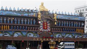 龍發堂為法定傳染病流行地點（1）高雄龍發堂去年底被公告為法定傳染病阿米巴痢疾及結核病流行地點，高雄市衛生局4日針對堂眾進行潛伏結核菌感染檢驗，呈陽性反應者將投藥，並展開相關疫情防治作業。中央社記者董俊志攝　107年1月4日