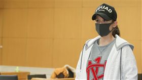 陳喬恩酒駕  10萬元交保（2）藝人陳喬恩（圖）4日凌晨酒駕，警方依涉違公共危險罪送辦，移送檢方後以新台幣10萬元交保。圖為陳喬恩準備步出台北地檢署。中央社記者謝佳璋攝  107年1月4日