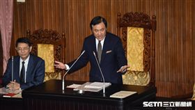 藍綠立委因「農田水利會組織通則部分條文修正草案」搶佔議場主席台，立法院長蘇嘉全主持議事。 圖／記者林敬旻攝