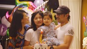 ▲章子怡和汪峰結婚後把繼女小蘋果當親女兒疼愛。（圖／翻攝自章子怡微博）