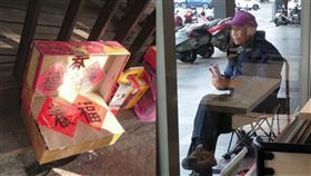 一年只賺這時候！97歲貧翁揮毫賣春聯　網：用新台幣下架 合成圖翻攝自新竹爆料公社、新竹大小事