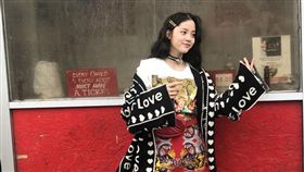 17歲的歐陽娜娜首度首度登上《VOGUE》封面。（圖／翻攝自《VOGUE》）