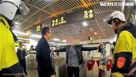 林男在捷運台電大樓站出站閘門前，向站務人員聲稱攜帶爆裂物，希望通知記者前來，警方獲報趕抵現場，將他壓制逮捕後帶回偵訊，全案依違反捷運法送辦（翻攝畫面）