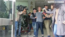 林男在捷運台電大樓站出站閘門前，向站務人員聲稱攜帶爆裂物，希望通知記者前來，警方獲報趕抵現場，將他壓制逮捕後帶回偵訊，全案依違反捷運法送辦（翻攝畫面）