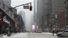 暴風雪侵襲大紐約  到處積雪泥濘不堪暴風雪4日（本地時間）侵襲美東3州，紐約市進入緊急狀態，到處積雪泥濘不堪，影響交通。中央社記者黃兆平攝　107年1月5日