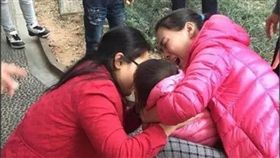 女童窒息　女醫「口對口吸痰」吃入嘔吐物…持續猛吸不停！
圖／廣州日報