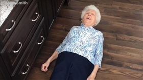 被命運擊倒就躺著吧！阿嬤逆向思考　負能量破表讓你笑翻
圖/翻攝自YouTube