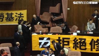 民進黨團破門而入　太陽花2.0夭折