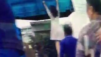 神力女超人！以一擋七⋯雙臂吊掛半空