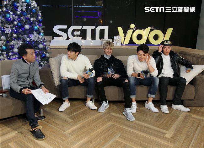 偶像劇「已讀不回的戀人」神影四帥金在勳、英承唏、管麟、賴東賢上「安安大明星直播」。（記者邱榮吉/攝影）

