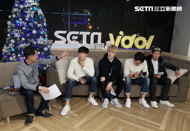 偶像劇「已讀不回的戀人」神影四帥金在勳、英承唏、管麟、賴東賢上「安安大明星直播」。（記者邱榮吉/攝影）

