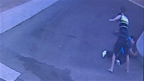 殯儀館拈香遭拒暴打管理員　2男遭判刑苗栗男子張世豐106年5月28日凌晨酒後闖入頭份市殯儀館欲向亡友拈香，遭管理員以開放時間未到為由制止，張男竟與余姓友人毆打管理員（圖）致右眼失明，苗栗地方法院5日依妨害公務執行致人重傷罪將2人判刑。（翻攝畫面）中央社記者管瑞平傳真　107年1月5日