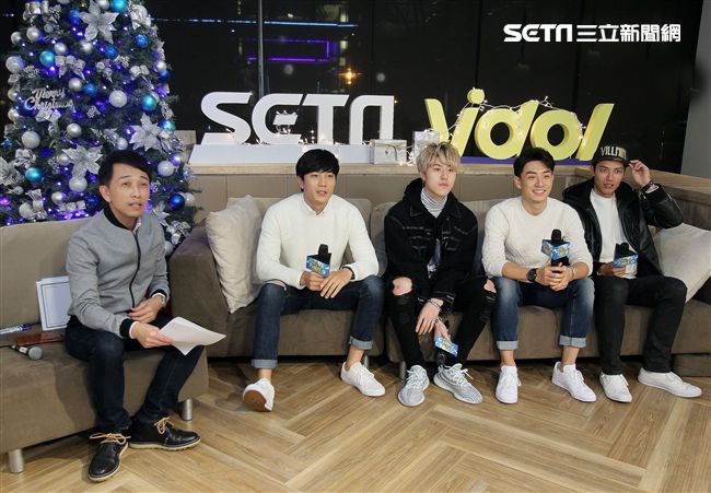 偶像劇「已讀不回的戀人」神影四帥金在勳、英承唏、管麟、賴東賢上「安安大明星直播」。（記者邱榮吉/攝影）

