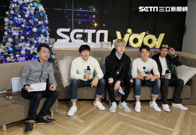 偶像劇「已讀不回的戀人」神影四帥金在勳、英承唏、管麟、賴東賢上「安安大明星直播」。（記者邱榮吉/攝影）

