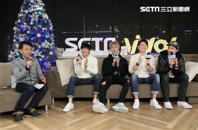 偶像劇「已讀不回的戀人」神影四帥金在勳、英承唏、管麟、賴東賢上「安安大明星直播」。（記者邱榮吉/攝影）


