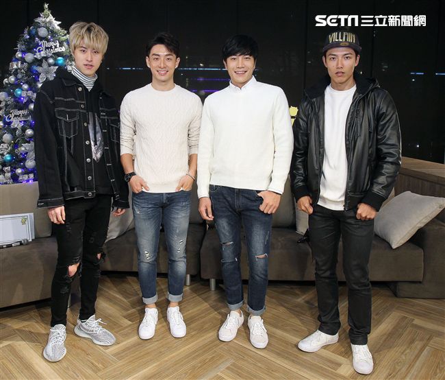 偶像劇「已讀不回的戀人」神影四帥金在勳、英承唏、管麟、賴東賢上「安安大明星直播」。（記者邱榮吉/攝影）

