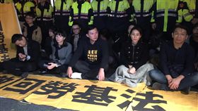阻勞基法修法  時力立委凱道表立場反對勞基法修法，時代力量5名立委林昶佐（前左起）、洪慈庸、黃國昌、高潞‧以用‧巴魕剌和徐永明5日晚間前往凱達格蘭大道表達立場。中央社記者郭日曉攝  107年1月5日
