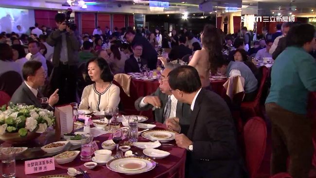 尾牙員工得表演他不解　網：省錢呀！