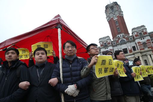 時力立委總統府前抗議為反對勞基法修法,時代力量立委徐永明(中)等人6日上午持續在總統府前抗議。中央社記者吳家昇攝 107年1月6日