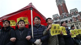 時力立委總統府前抗議為反對勞基法修法，時代力量立委徐永明（中）等人6日上午持續在總統府前抗議。中央社記者吳家昇攝　107年1月6日