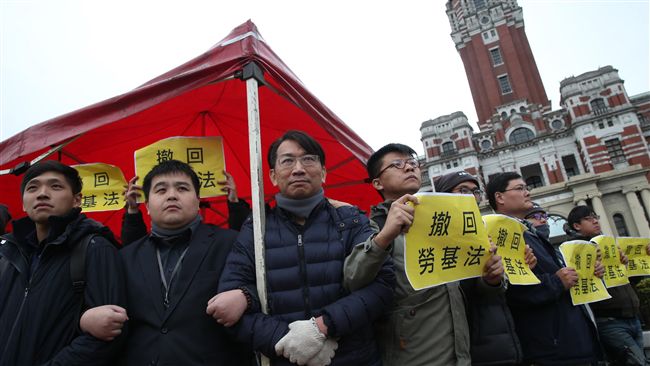 警方欲拆除時力帳篷　雙方府前對峙中